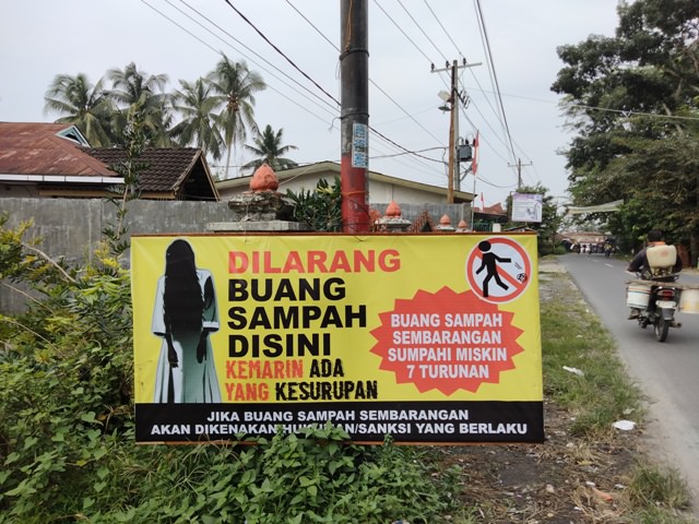 Sebelum dan sesudah adanya plank himbauan larangan buang sampah di Kelurahan Mutiara, Kecamatan Kisaran Timur, Asahan. (Perdana/Metro Asahan)