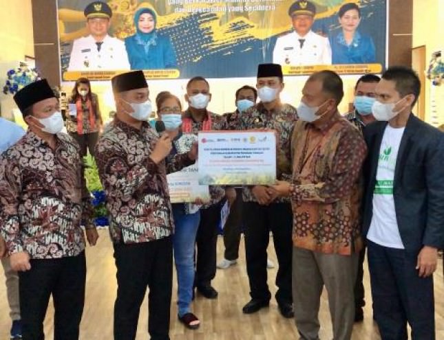 Bupati Tapanuli Tengah & BNI Serahkan Penyaluran KUR Pertanian Padi.