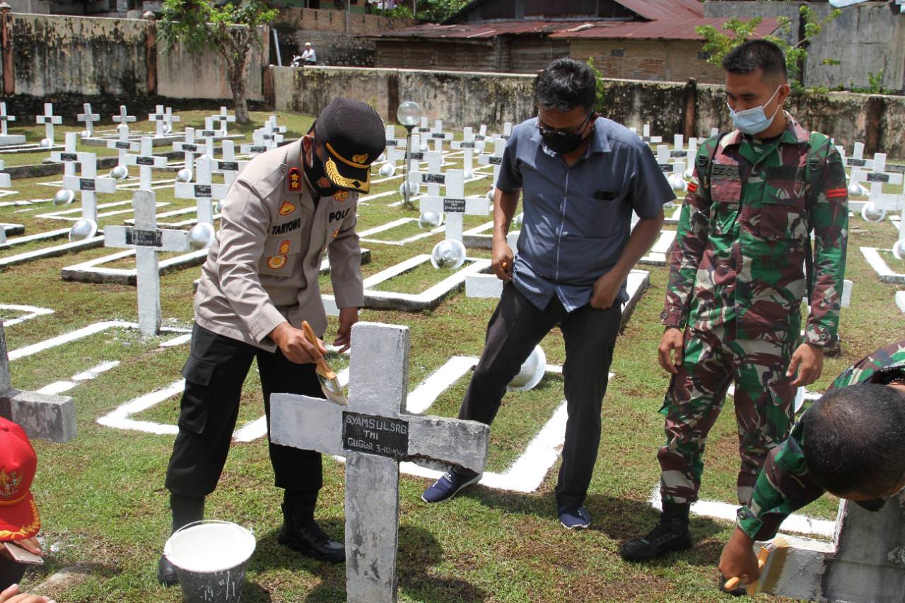 Toga Sianturi/New Tapanuli Kapolres bersama PBB mencat makam pahlawan. 