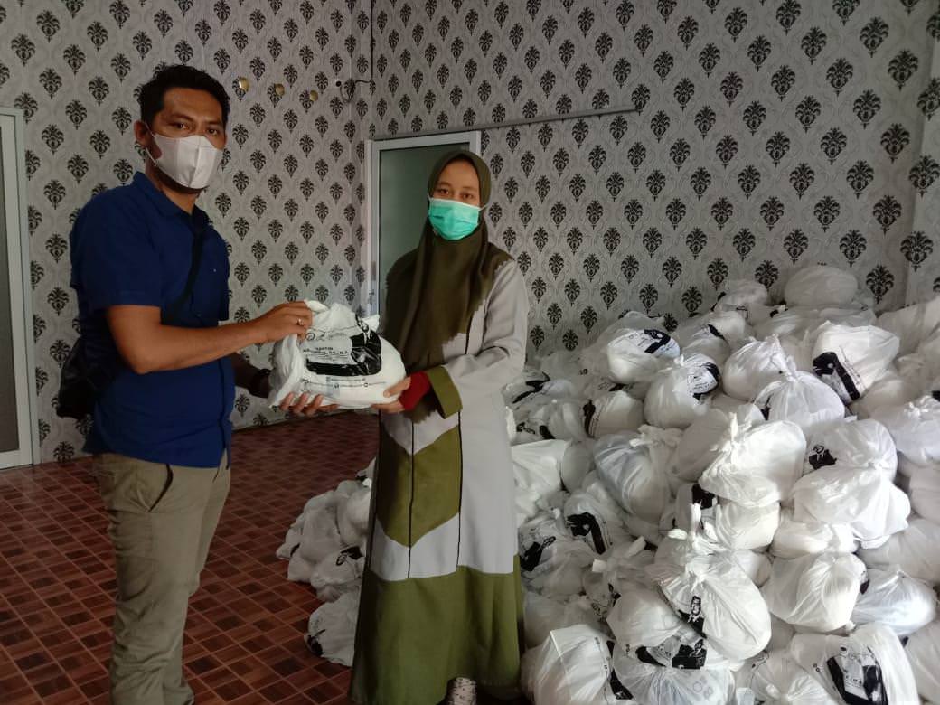 Toga Sianturi/New Tapanuli Pengurus DPD Partai NasDem Tapteng menerima bantuan sembako Martin Manurung.