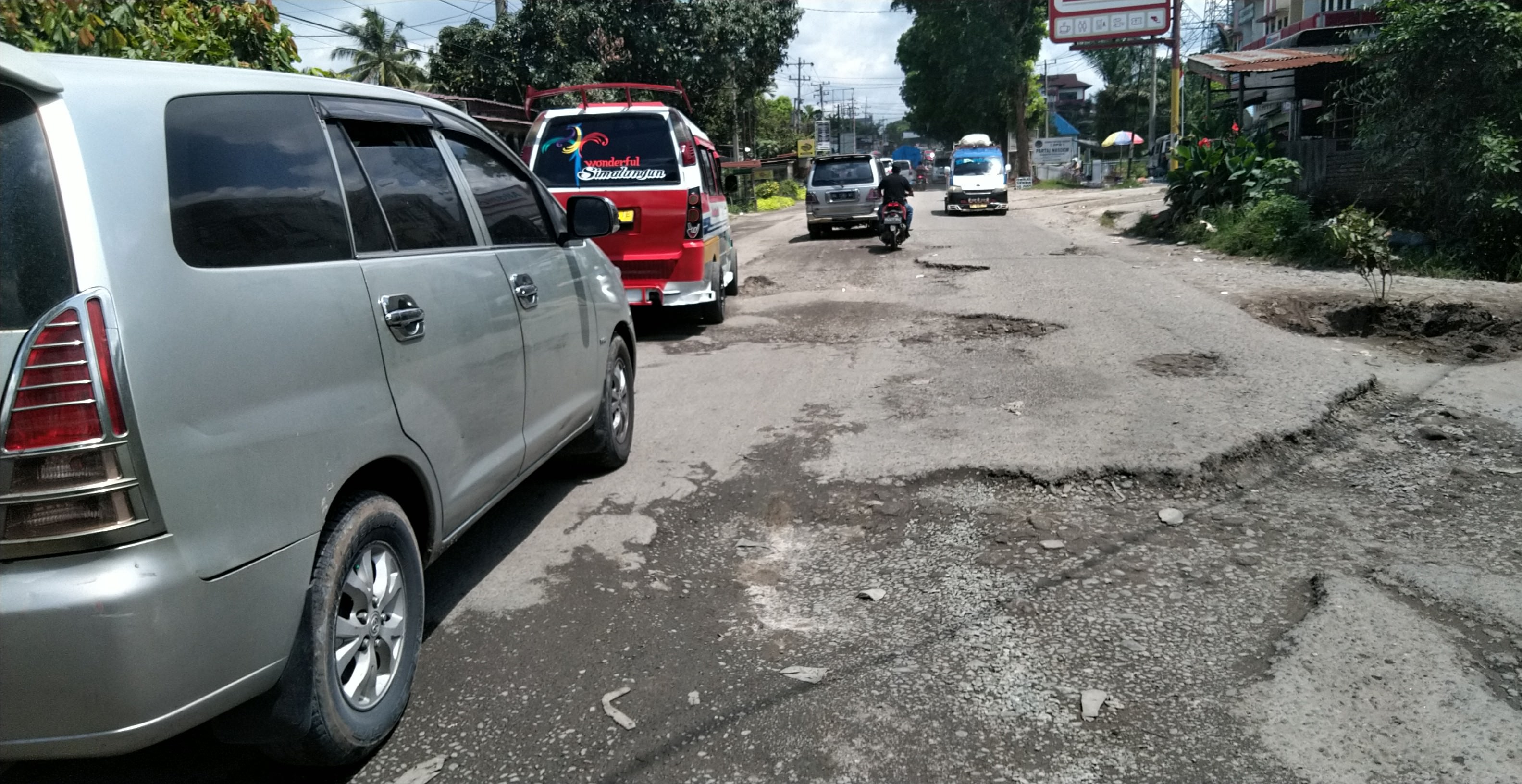 Jalan Siantar-Asahan, yang kupak-kapik. (Foto: Dame Ambarita).