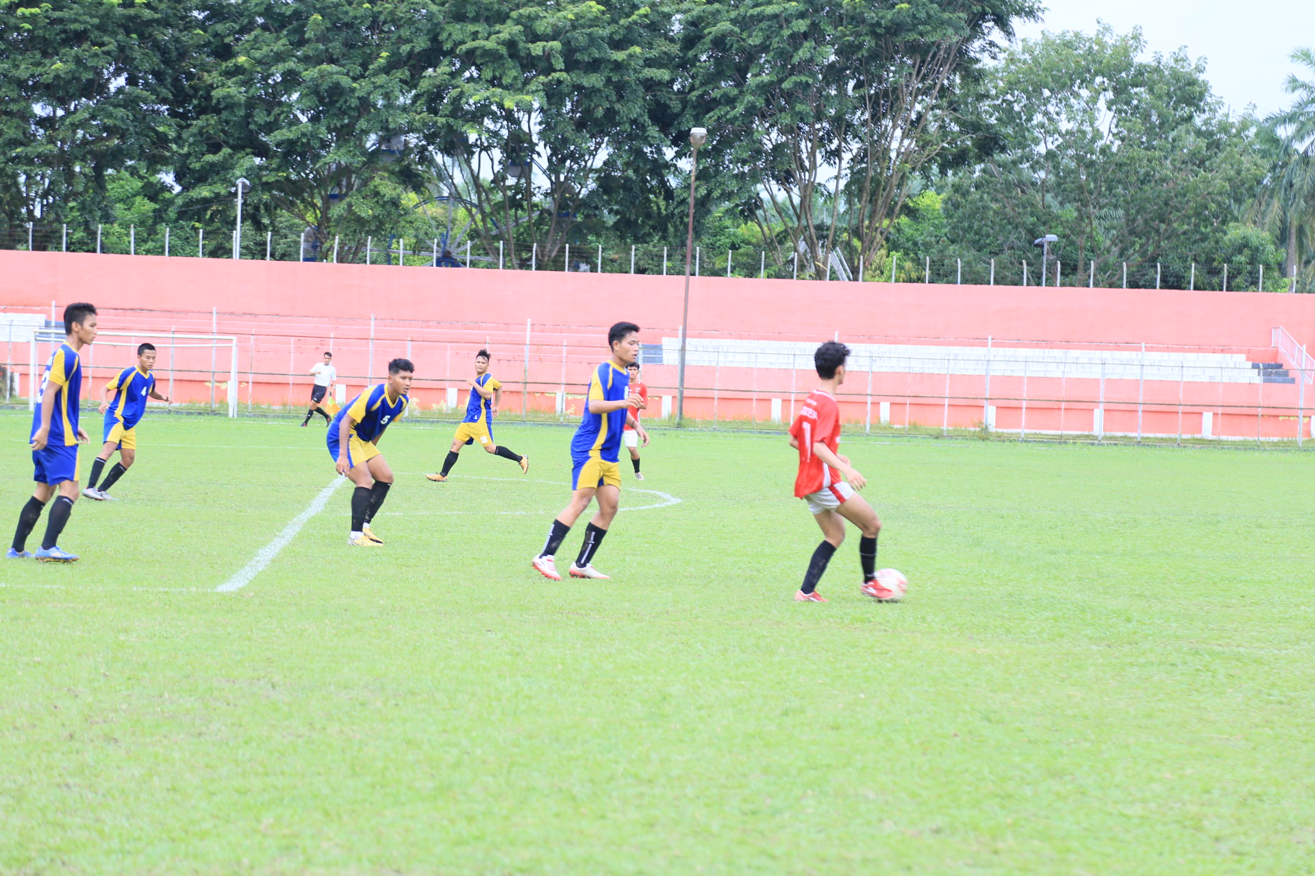 Laga uji coba Poslab Labuhanbatu kostum biru kuning dengan PSSA Asahan. (Zainul Siregar/Metro Rantau)