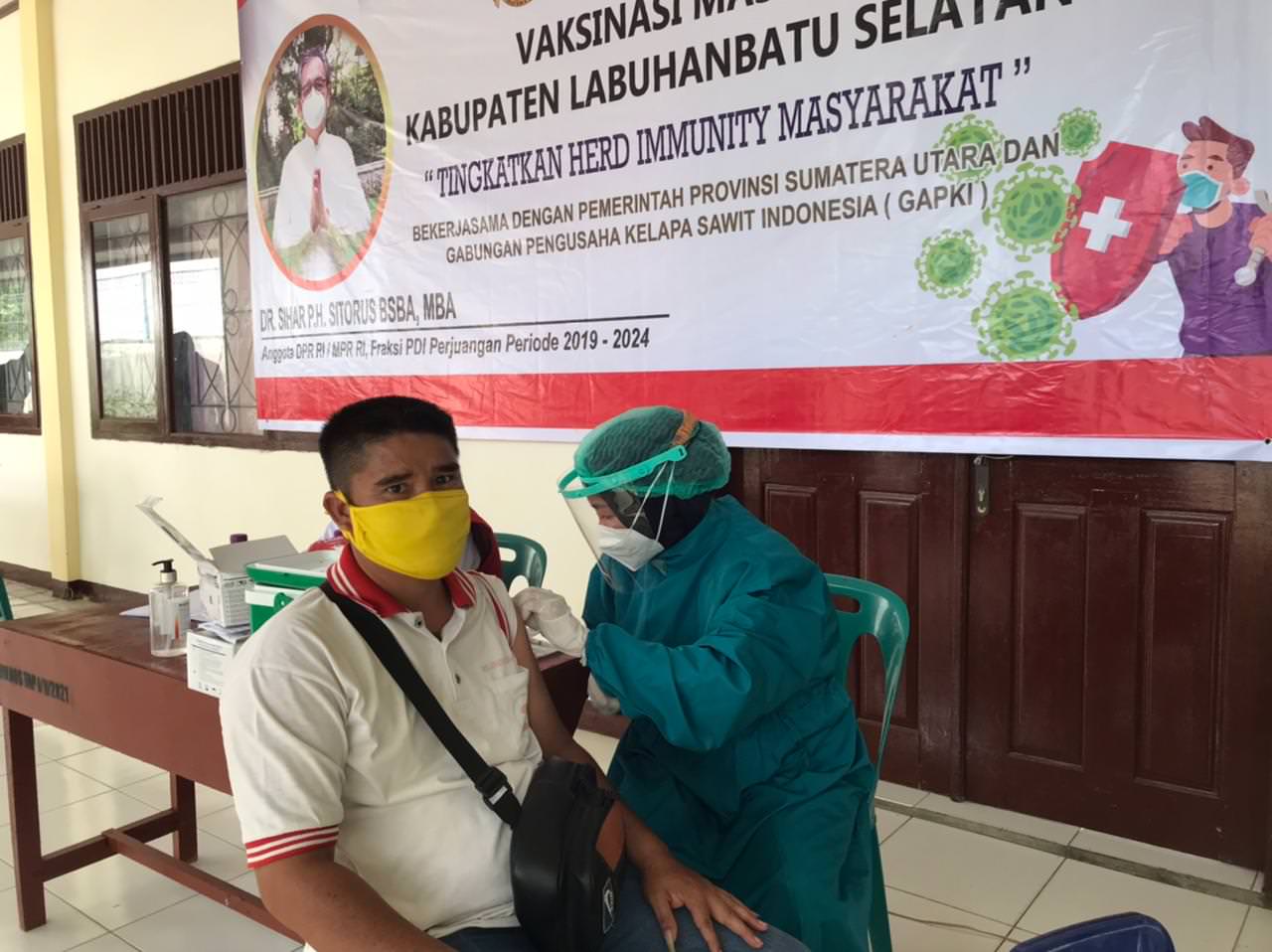 Salah seorang karyawan PT Torganda disuntikkan vaksin. (istimewa)