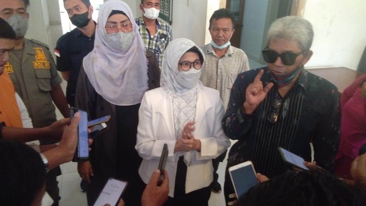 Dr Susanti bersama suami Erizal Ginting, mendatangi DPRD Siantar, Senin (28/9/2021).