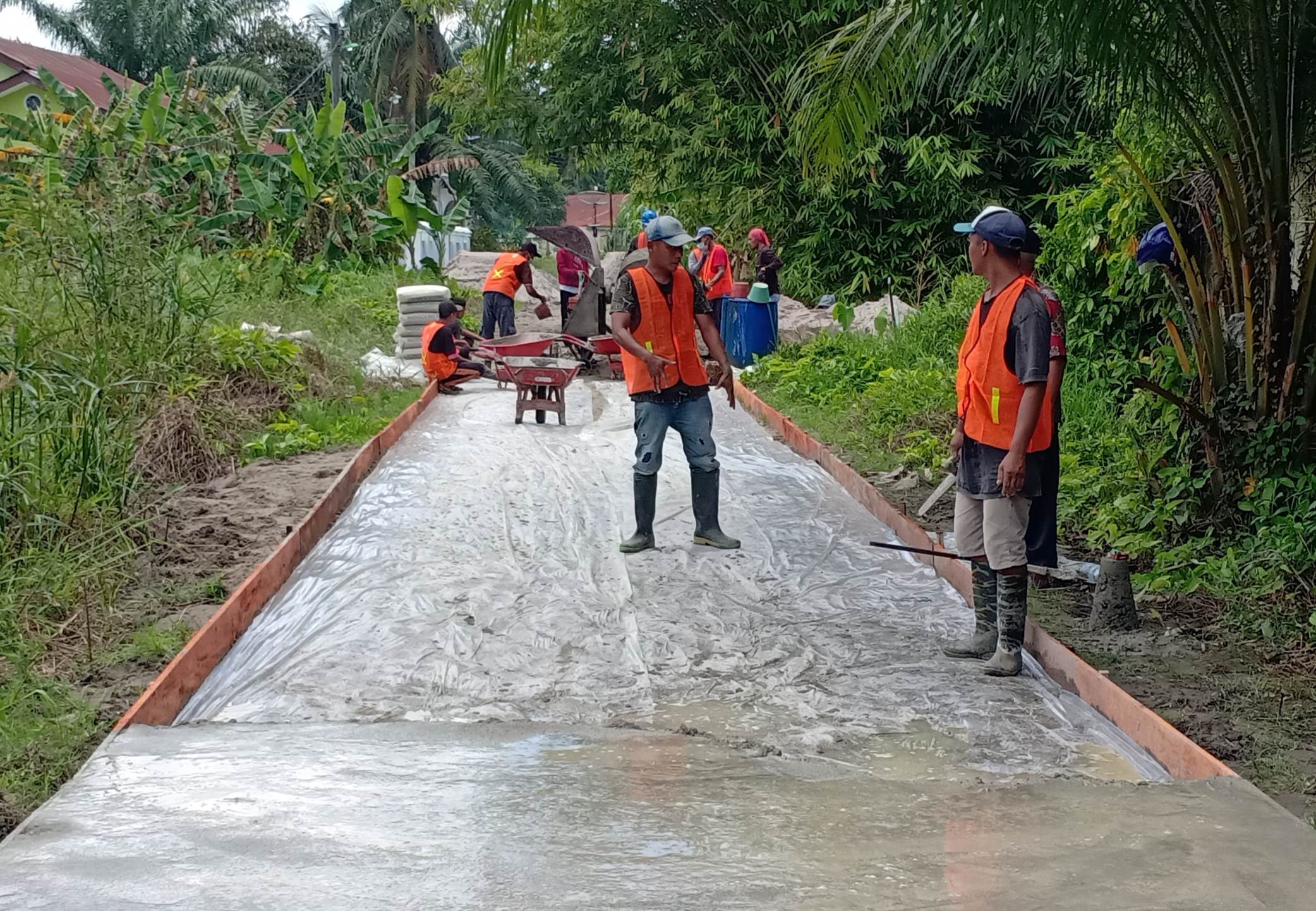 Para pekerja yang sedang mengerjakan proyek Jalan Pancur tanpa gunakan tikar besi. (vino/metro asahan)