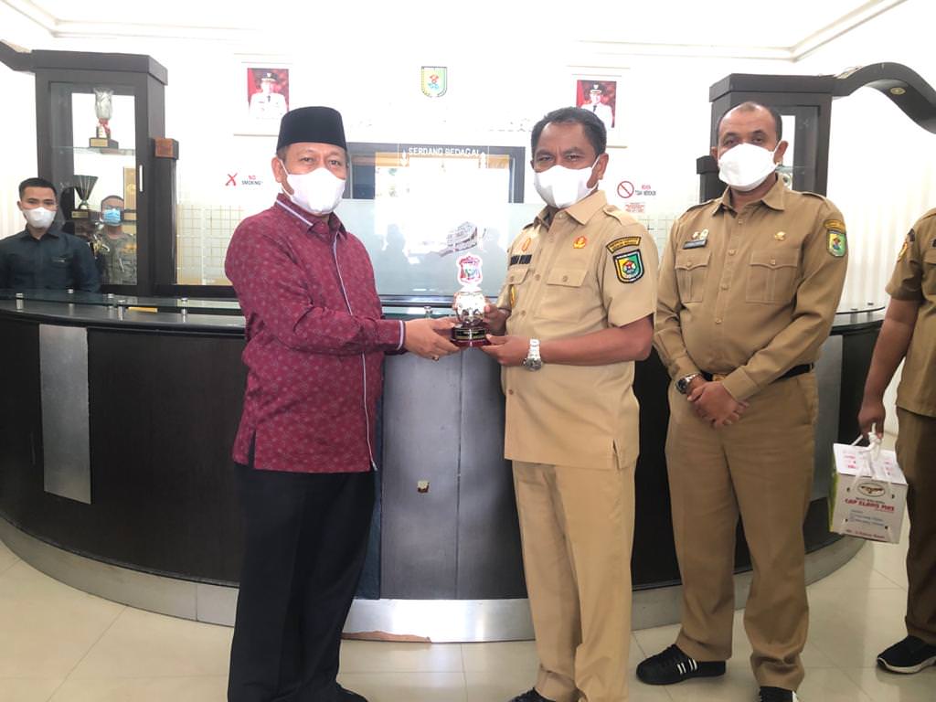 Plt Wali Kota Tanjung Balai poto bersama di kantor Pemkab Sergai. (istimewa)