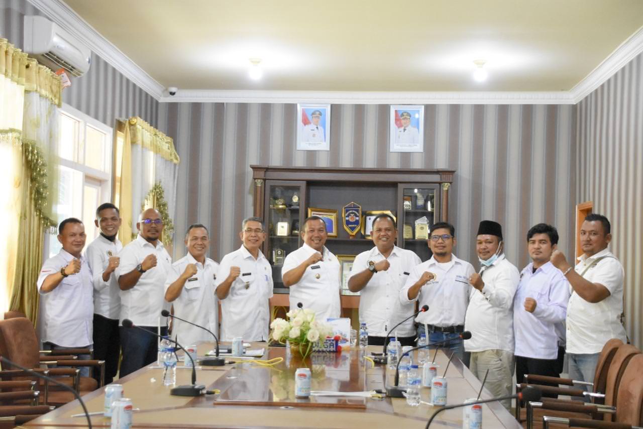 Pengurus PWI Sibolga-Tapteng saat beraudiensi dengan Walikota Sibolga H Jamaluddin Pohan baru-baru ini. Sementara dalam waktu dekat PWI Sibolga-Tapteng akan menggelar lomba karya tulis ilmiah bagi pelajar.