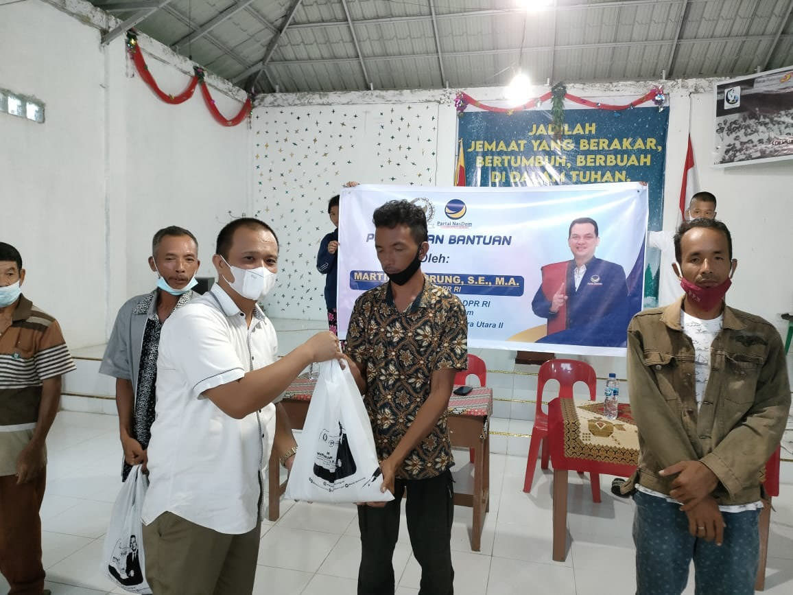 Penyerahan bantuan dari Martin Manurung.