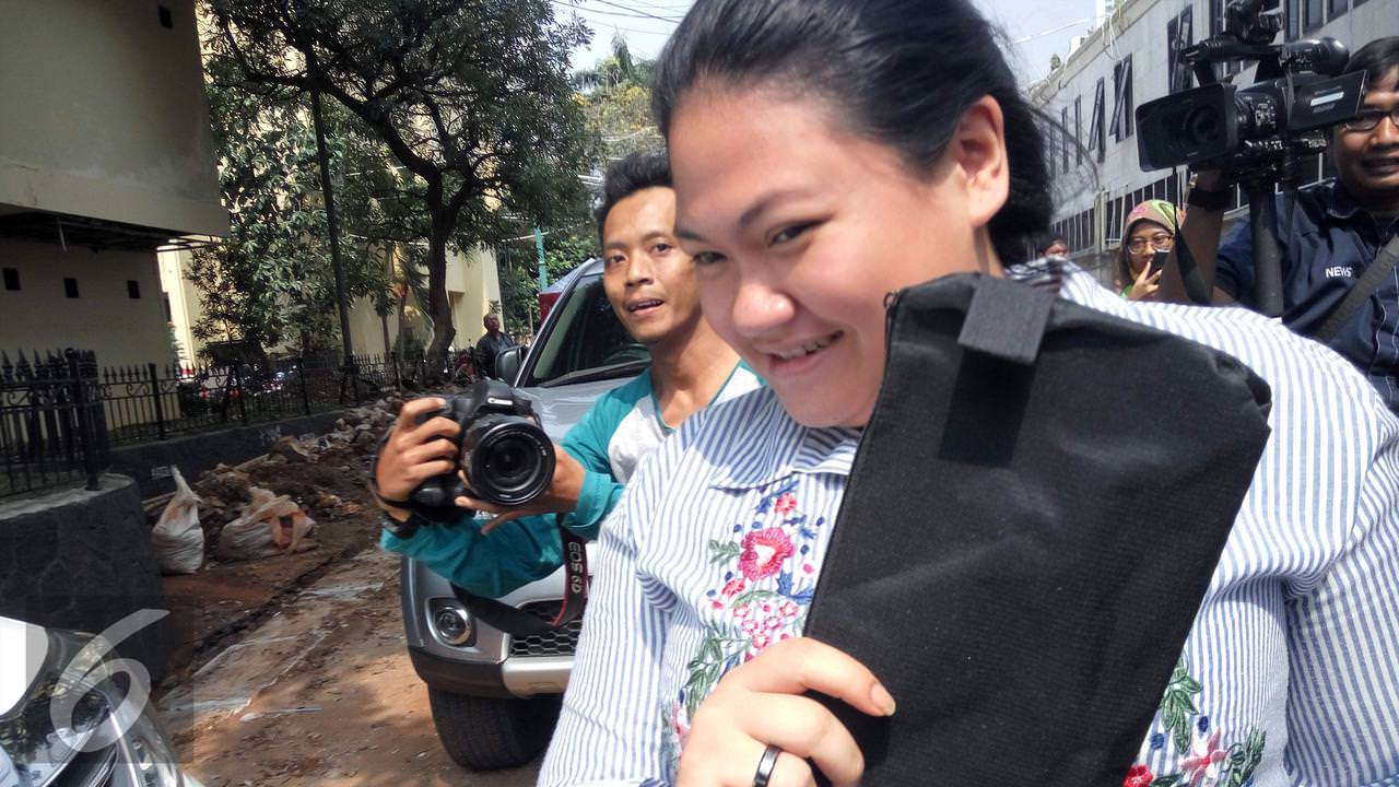 Putri Nia Daniati usai menjalani pemeriksaan.