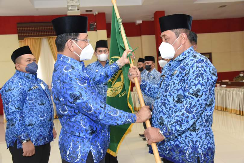 Foto: Dr H Arsyad Lubis MM menyerahkan pataka kepada prngurus KORPRI Tapsel drs H Parulian Nasution MM.