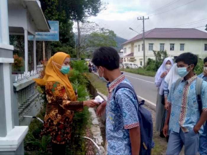 SMAN 1 Sipirok mulai belajar tatap muka dengan prokes ketat.