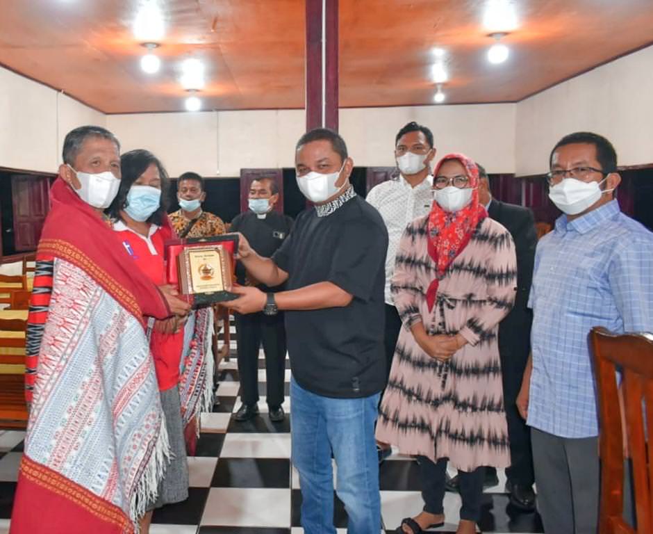 Foto: Toga Sianturi/New Tapanuli Bupati Tapteng Bakhtiar Ahmad Sibarani menyerahkan cenderamata kepada Ephorus HKI, Pdt Firman Sibarani, M.Th.