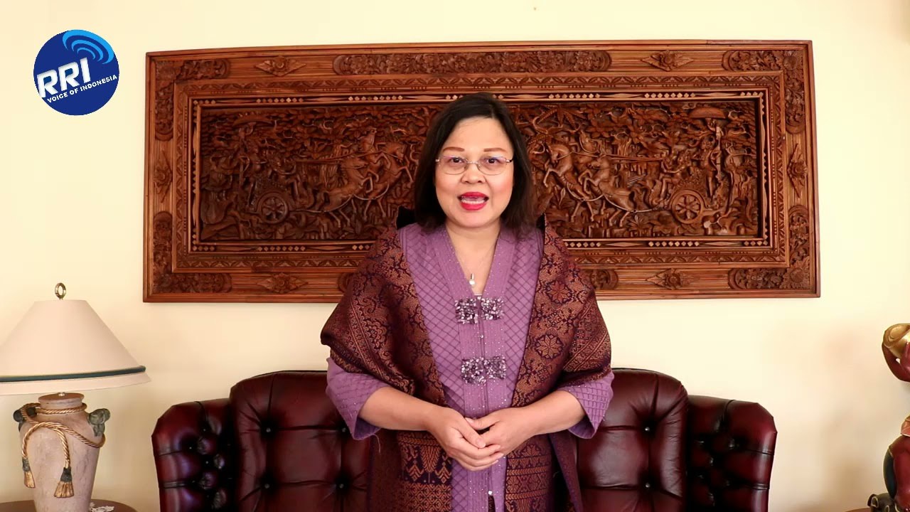 Presiden Joko Widodo melantik 17 Duta Besar Luar Biasa dan Berkuasa Penuh Republik Indonesia di Istana Negara, Jakarta, Senin (25/10). Salahsatunya Dewi Tobing.