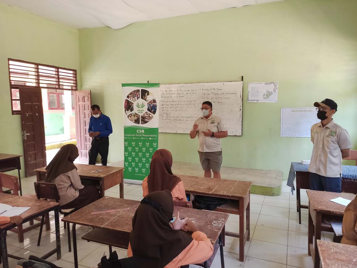 Sosialisasi penerapan protokol kesehatan kepada siswa oleh salah satu PT Gunung Melayu dan Saudara Sejati Luhur, Frank SE Nadeak.
