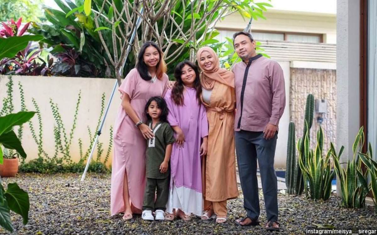 Meisya Siregar dan keluarga.