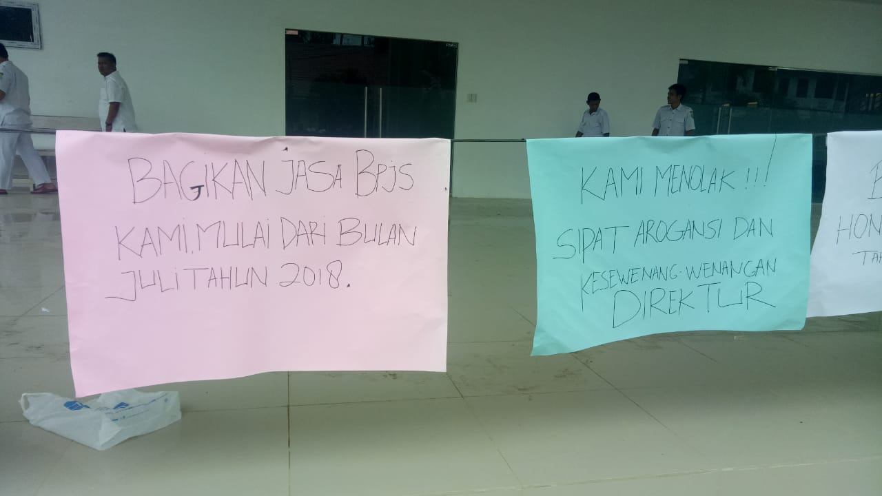 Foto: Dok Para pegawai RSUD Sibuhuan saat melakukan aksi mogok kerja pada Rabu (15/5/2019) lalu.