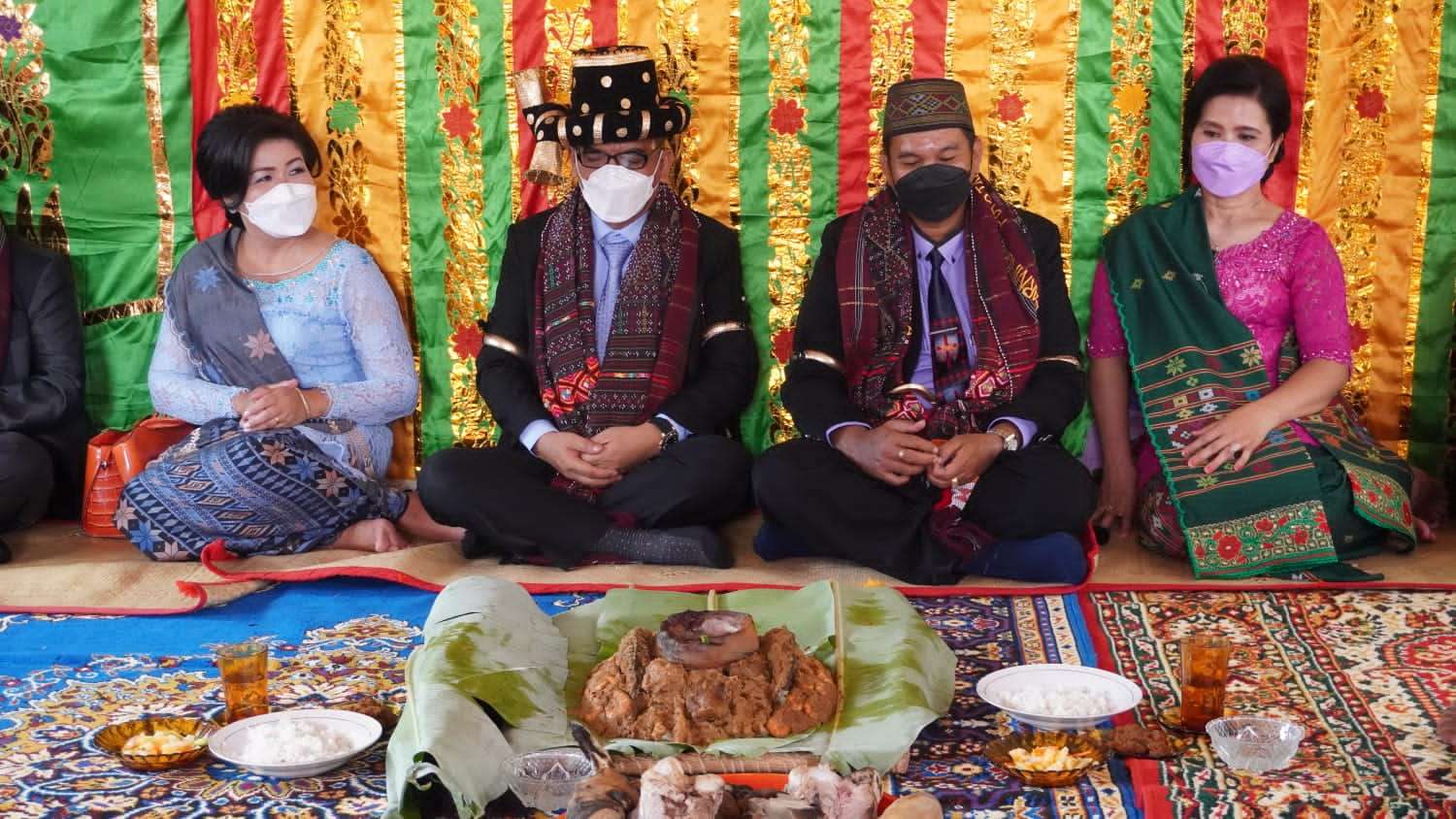 Sidang adat dalam memberikan gelar adat matobang sebagai Sutan Pardamean Hasadaon untuk Ephorus dan Sutan Parbarita Haposan untuk sekjend GKPA, Minggu (1010).