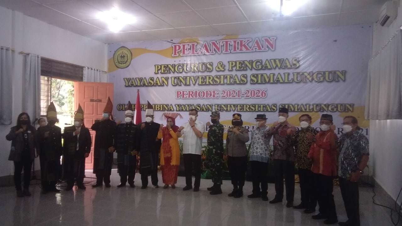 Pengurus dan Pengawas Yayasan USI Periode 2021-2026 bersama Pembina, Rektor dan Undangan.