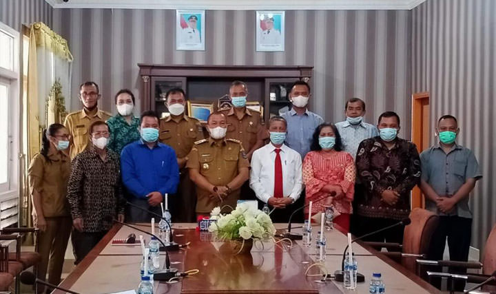 Foto: RIDWAN BUTARBUTAR/NEW TAPANULI Wali Kota Sibolga H Jamaluddin Pohan foto bersama usai menerima audiensi Ephorus HKI Pdt Firman Sibarani, Senin (25/10).