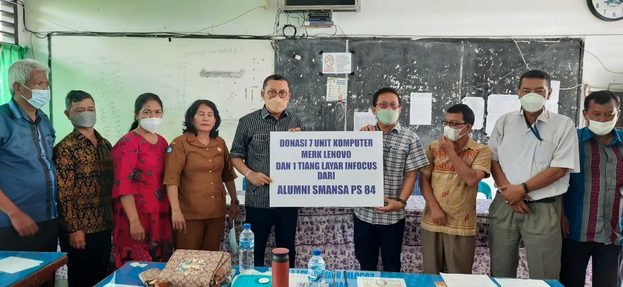 Penyerahan bantuan 7 unit komputer dan 1 tiang layar infocus kepada SMAN 1 Pematangsiantar.