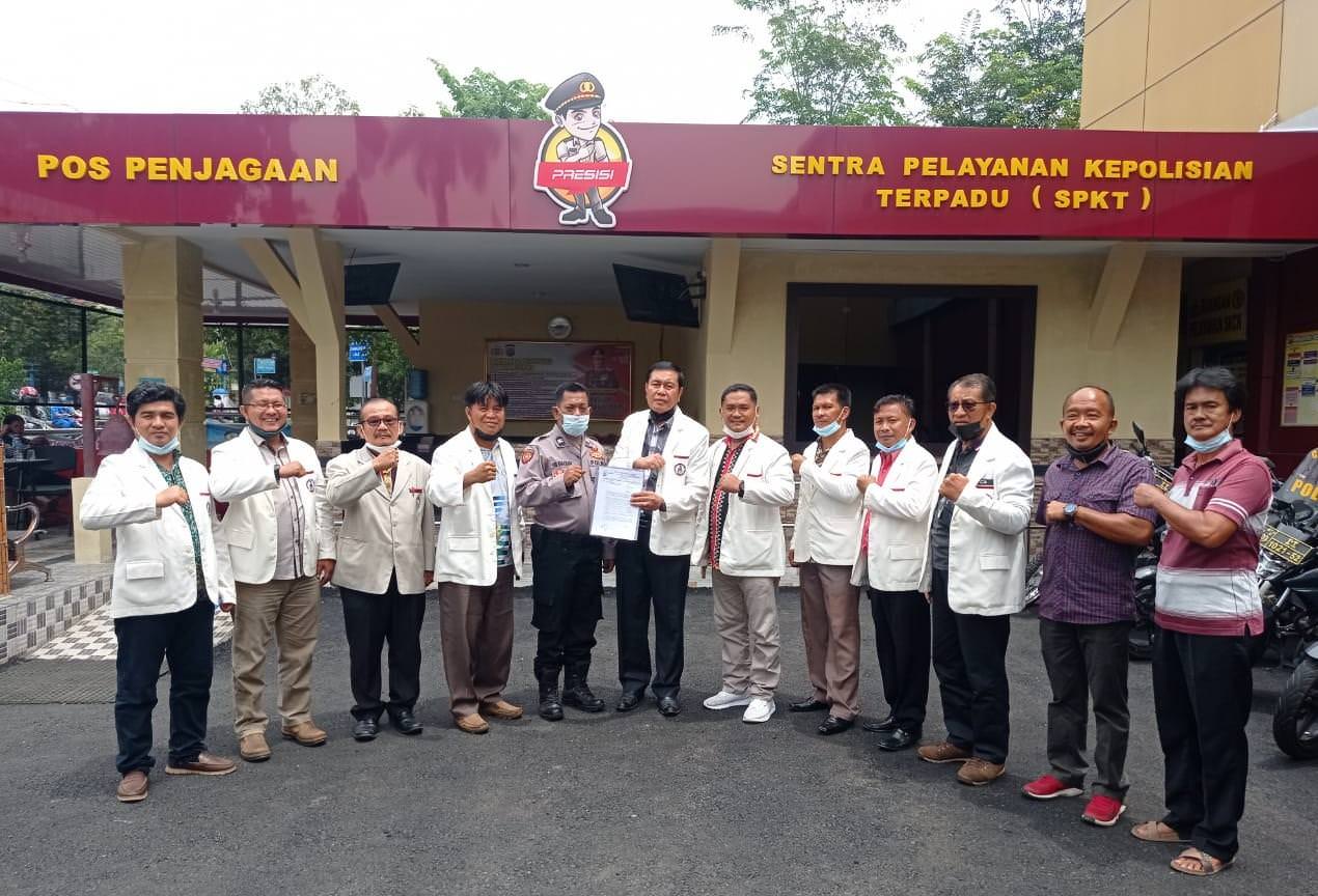Darwis Halawa/New Tapanuli  Pengurus HIMNI Kota Sibolga usai melakukan pelaporan di Mapolres Sibolga.