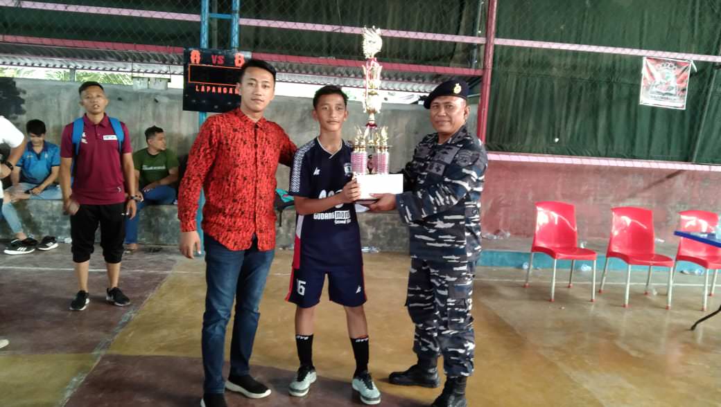 Palaksa Lanal TBA Mayor Laut (P) Nabil didampingi Ketua SAPMA PP, Rizky Fadhilah Margolang memberikan hadiah kepada pemenang turnamen Futsal.  (Muhammad Gani/Metro Asahan)
