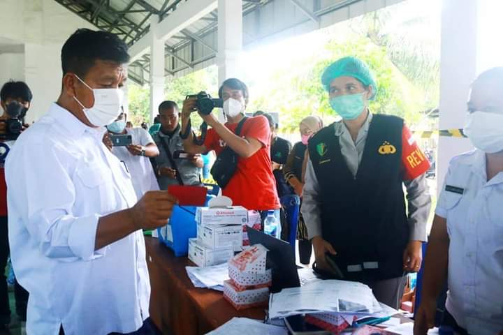 Bupati Simalungun Radiapoh Hasiholan Sinaga meninjau vaksin massal.