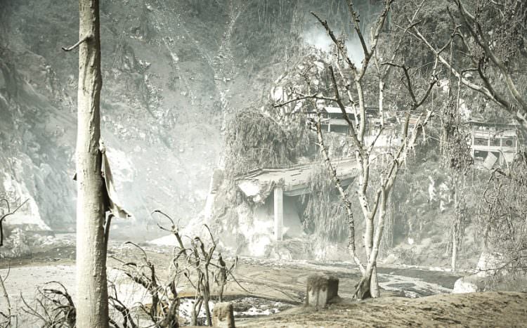 Kondisi Jembatan Gladak Perak Piket Nol yang hancur akibat letusan Gunung Semeru. (DIPTA WAHYU/JAWA POS)