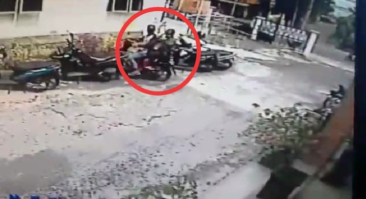 Foto kedua pelaku dalam hasil rekaman kamera CCTV. (Foto: Matius Gea).