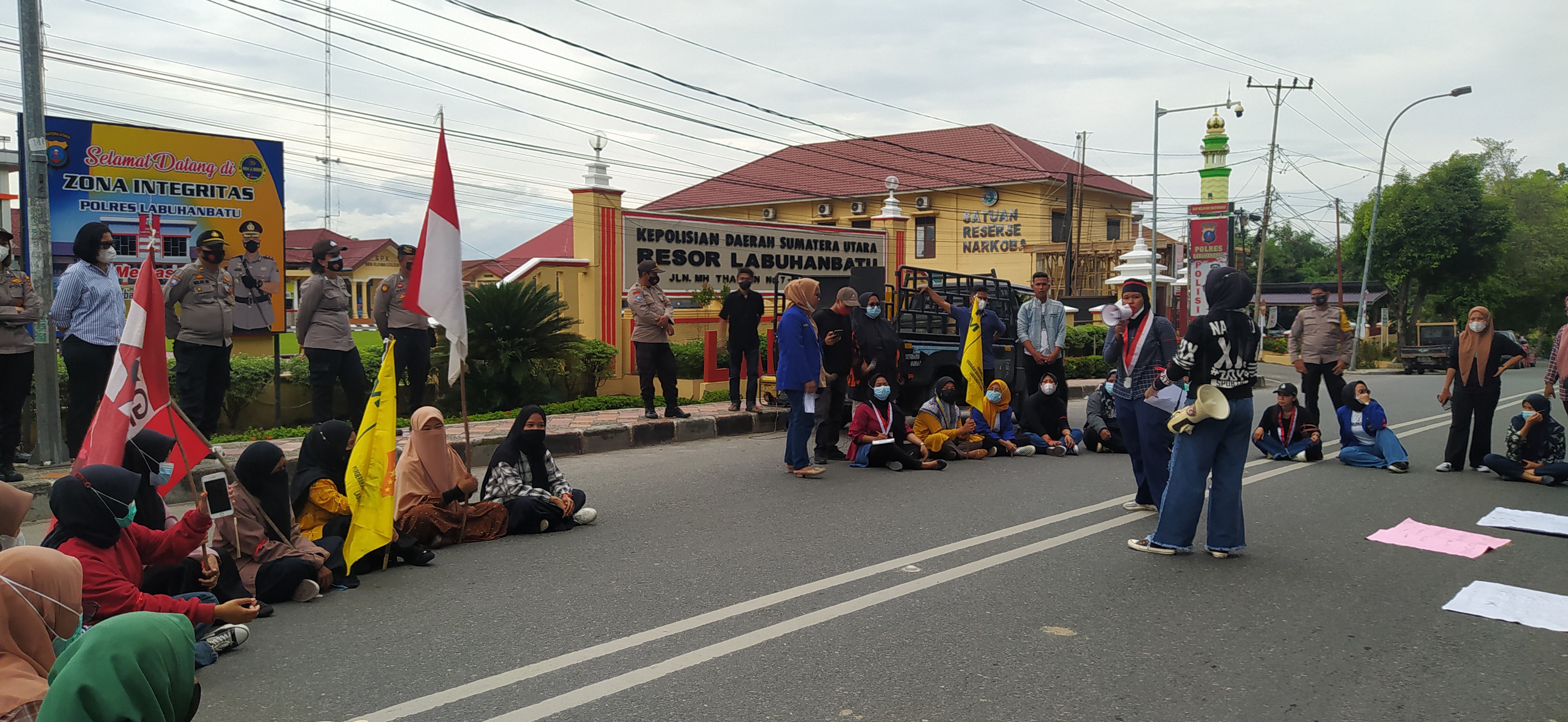 Gerakan Perempuan Cipayung Plus menggelar aksi unjuk rasa di depan Polres Labuhanbatu. (Budi/Metro Rantau)