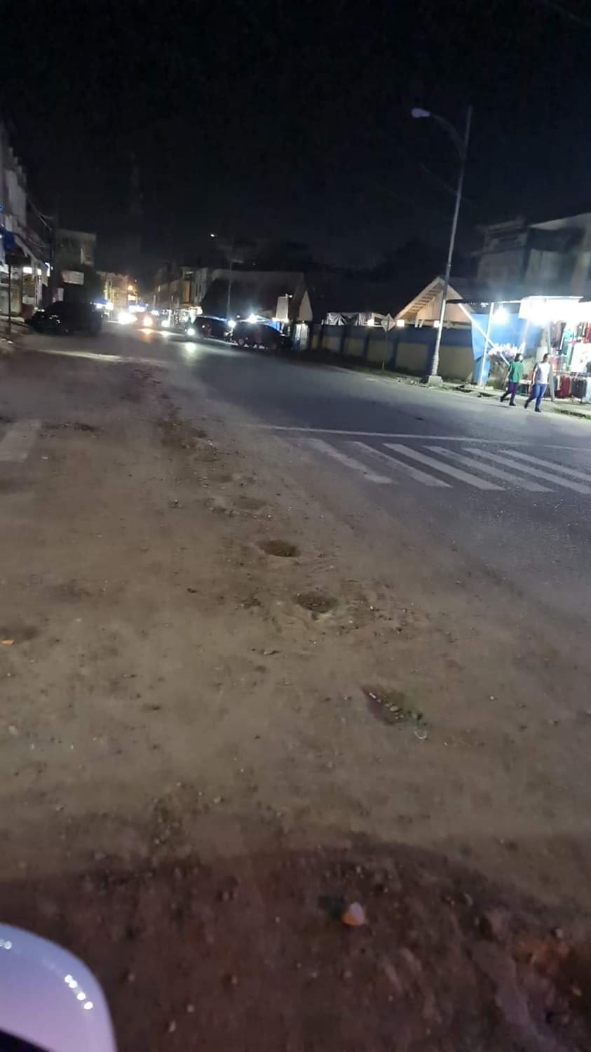 Kondisi Jalan KH.Ahmad Dahlan rusak dan berlubang akibat ulah pencuri kabel. ( Zainul Siregar/Metro Rantau)