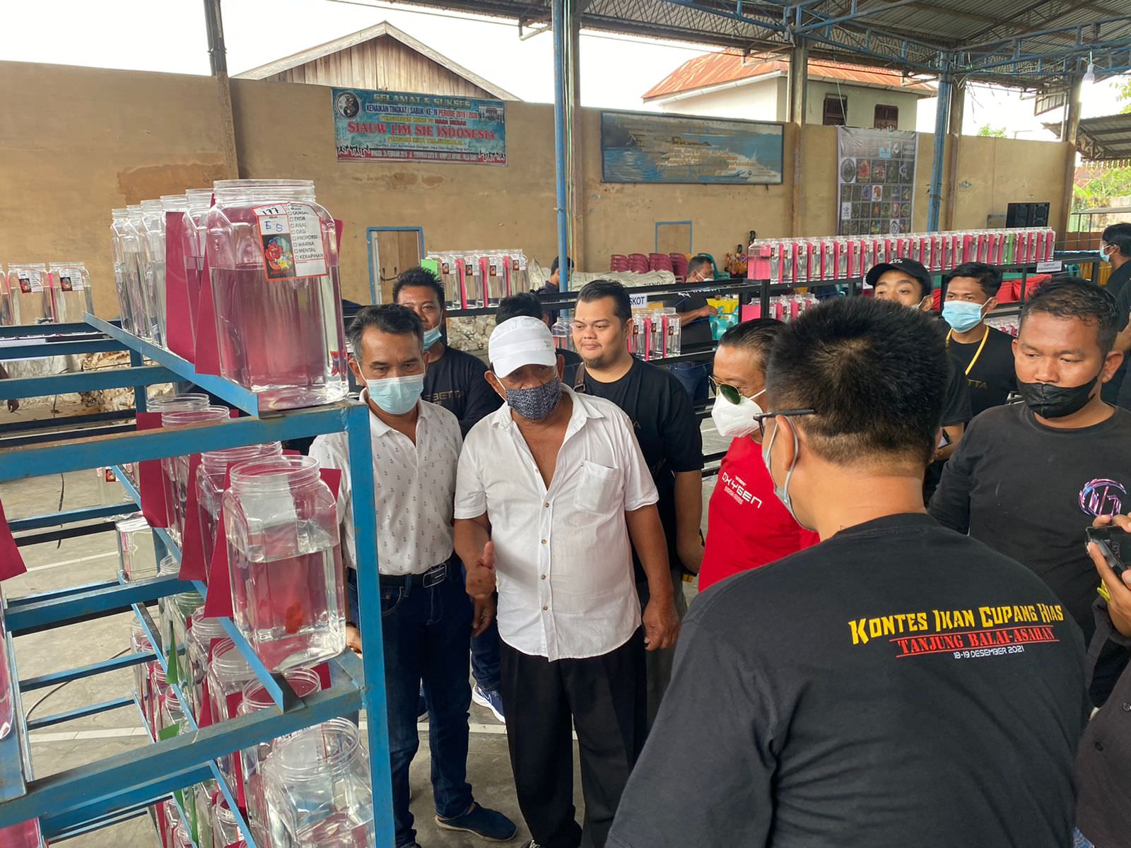 Dua tokoh masyarakat  Kota Tanjungbalai Abi Besok dan Cek Rasyid saat membuka kontes ikan cupang hias. (Muhammad Gani/Metro Asahan)
