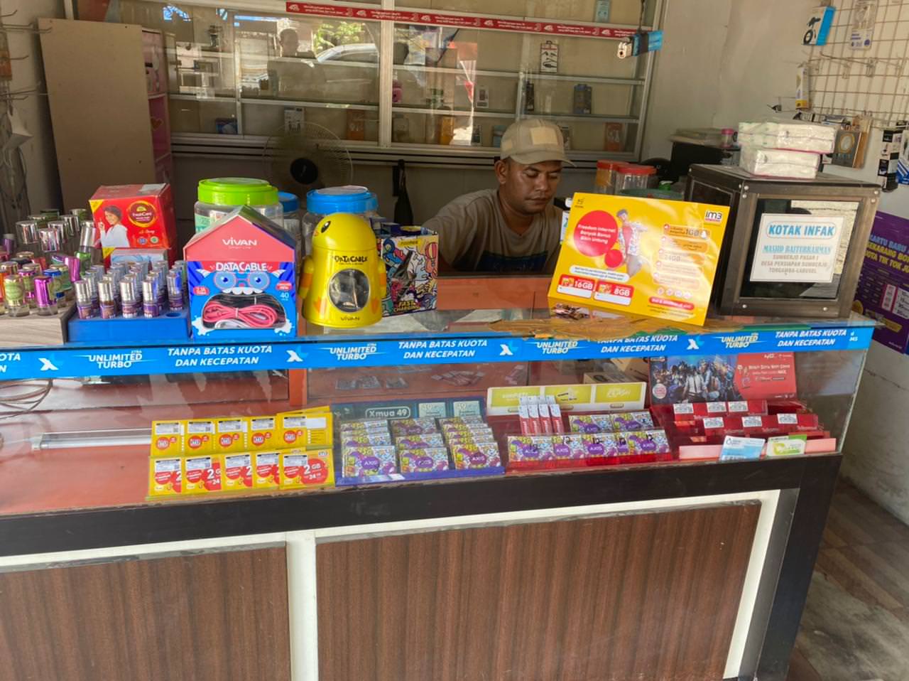 Outlet Indosat di salah satu Warung Ponsel di Sumber Rejo. (Zainul Siregar/Metro Rantau)