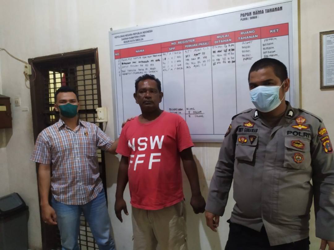 Tersangka saat diamankan polisi.