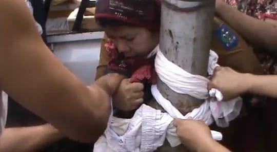 Sekda gadungan diikat warga Sibolga di tiang listrik.