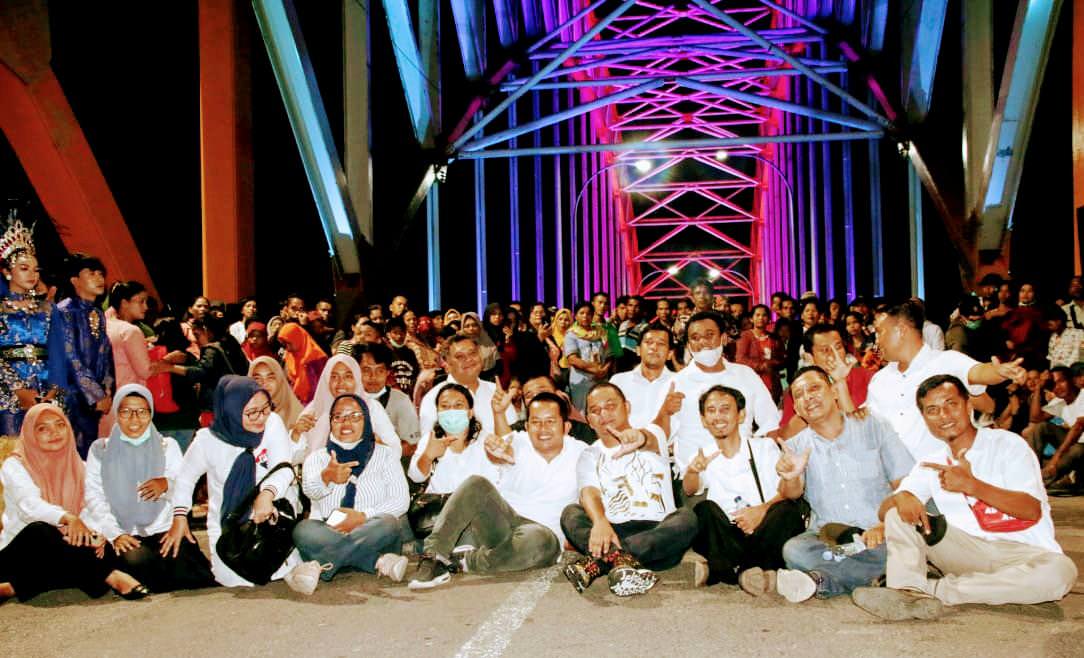 Toga Sianturi/New Tapanuli Bupati Tapteng Bakhtiar Ahmad Sibarani didampingi istri Ny. Citra Bakhtiar Sibarani bersama ribuan masyarakat mengabadikan momen di jembatan Hamzah Al Fansuri Barus. 