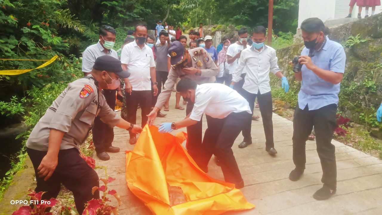 Petugas Polres Samosir mengevakuasi jenazah.