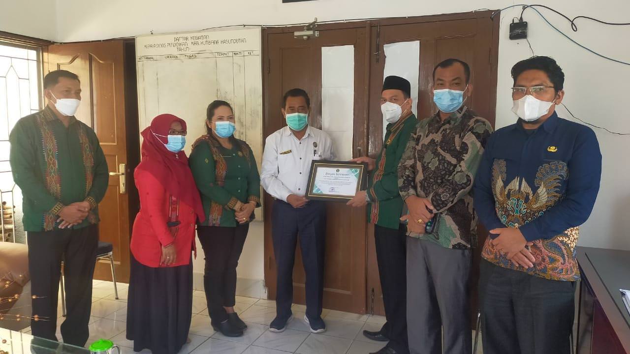 (foto: Sunday Sihotang/New Tapanuli).  Kadisdik Humbahas Drs Jonny Gultom menerima piagam kerjasama dari Kakandepag Humbahas Drs H Saparuddin MA.