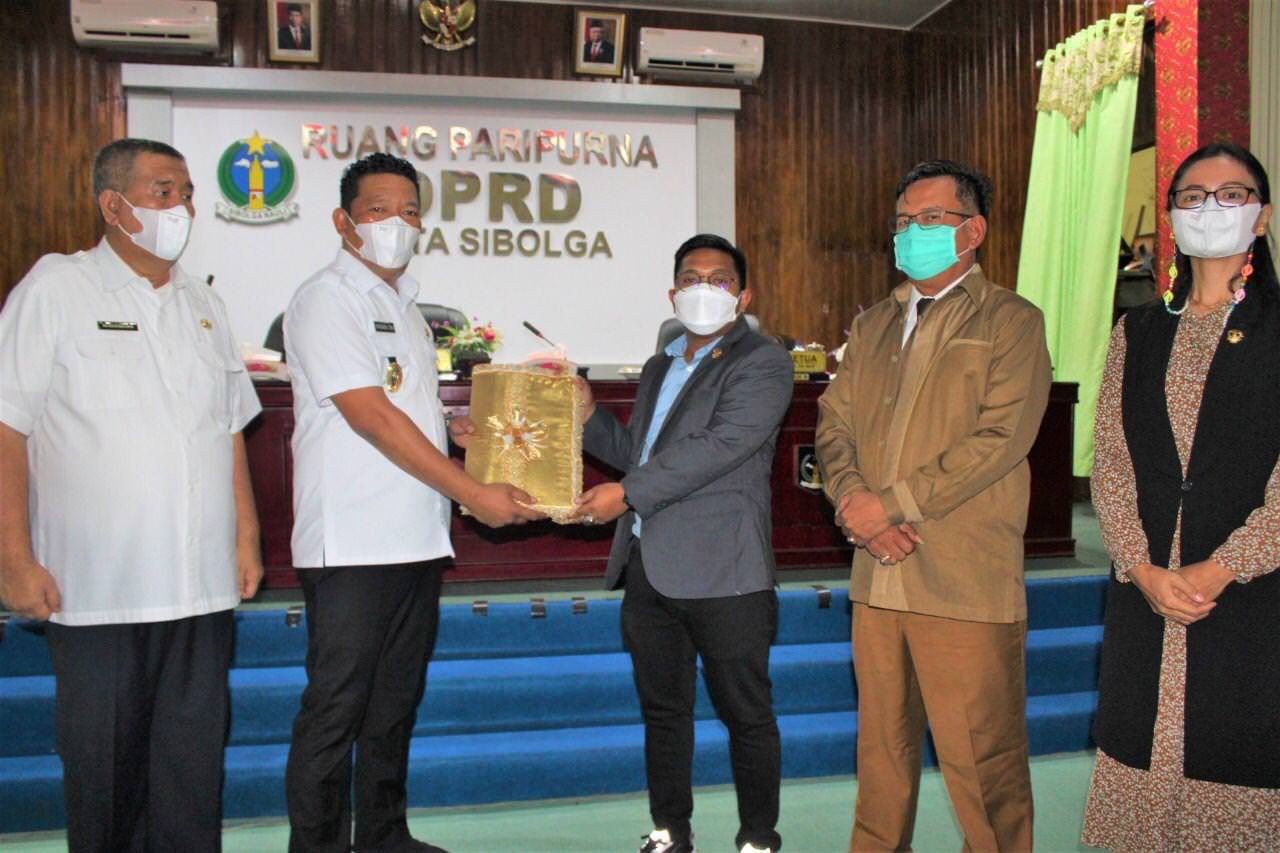 (RIDWAN BUTARBUTAR/NEW TAPANULI), Wawako Sibolga Pantas Maruba Lumbantobing menyerahkan Ranperda APBD Kota Sibolga TA 2022 kepada Ketua DPRD Ahmad Syukri Penarik, Rabu (1/12).