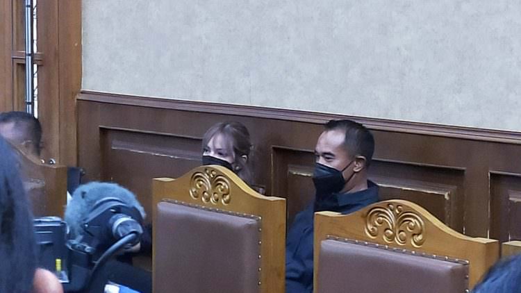 Sidang Nia Ramadhani dan Ardi Bakrie.