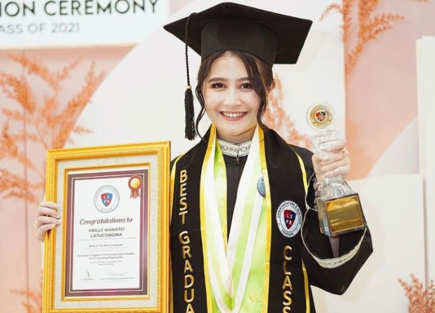 Prilly Latuconsina Lulusan Terbaik London School.