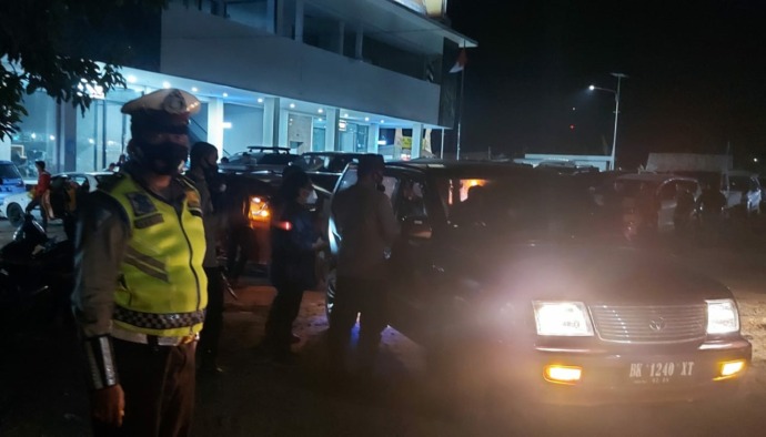 Foto: Dame/MetroDaily Bripka Akabri bersama rekan-rekannya sedang melakukan pemeriksaan scan barcode vaksinasi Covid-19 kepada para penumpang kapal feri trayek Ajibata-Ambarita, Kabupaten Samosir, Kamis (40/12/2021) malam.