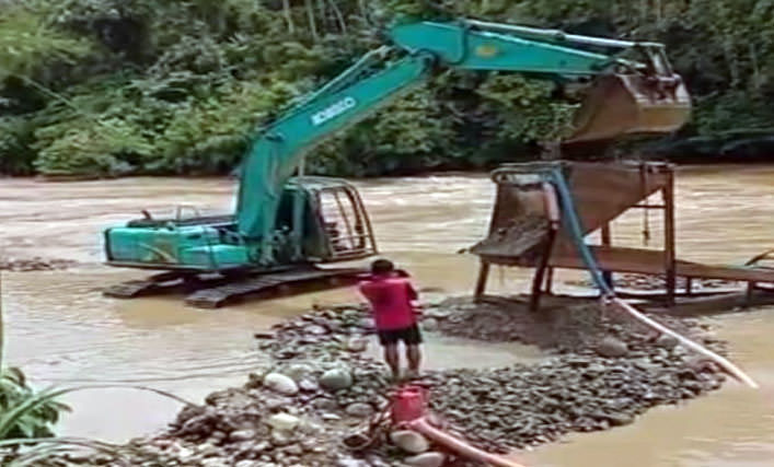 (FOTO: ANTARA) Aktifitas tambang emas ilegal menggunakan alat berat di sungai Batang Natal, Madina.