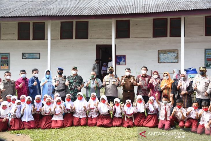 Foto: ANTARA/Kodir Unsur Forkopimda Tapanuli Selatan yakni Bupati Dolly P.Pasaribu, Kapolres AKBP Roman Smarhadana Elhaj, Dandim 0212/TS Letkol Inf Rooy Chandra Sihombing, dan Kajari Antoni Setiawan bersama pejabat Tapsel lain diabadikan bersama anak-anak