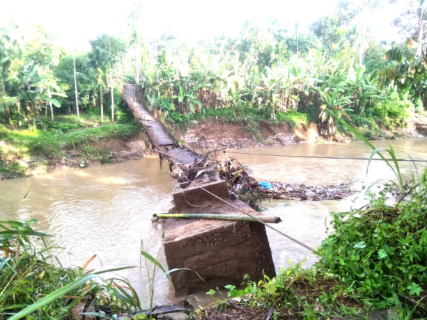 Foto: Net Kondisi Jembatan Rambin Si Tampa, Kabupaten Tapanuli Selatan rusak akibat dikikis derasnya air sungai, Selasa (4/1/2021).