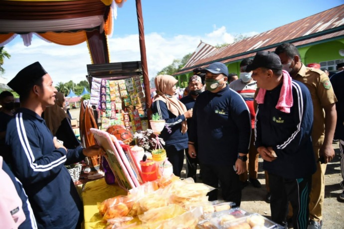Bupati Tapsel Dolly Pasaribu melepas jalan santai lintas agama di Tapsel.