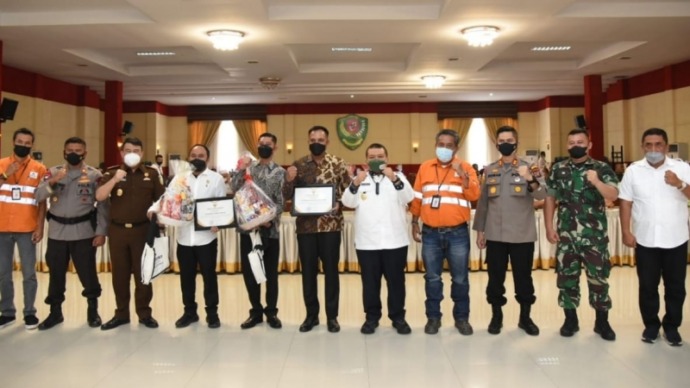 Foto: (istimewa) Bupati Tapanuli Selatan, Dolly Pasaribu fotobersama usai menyerahkan penghargaan kepada sejumlah institusi.