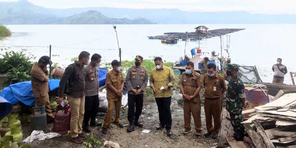 Bupati Dairi, Eddy KA Berutu didampingi Kadis Lingkungan Hidup, Amper Nainggolan serta unsur Forkopimda meninjau penertiban KJA di kawasan Danau Toba tepatnya di pantai Silalahi akhir tahun 2021 lalu. (f: metro/ist)