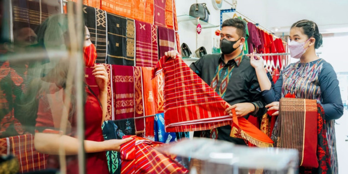 Wali Kota Medan Bobby Nasution didampingi Ketua TP PKK Kota Medan Kahiyang Ayu, saat meninjau stand UMKM pada satu pameran di Kota Medan, belum lama ini.