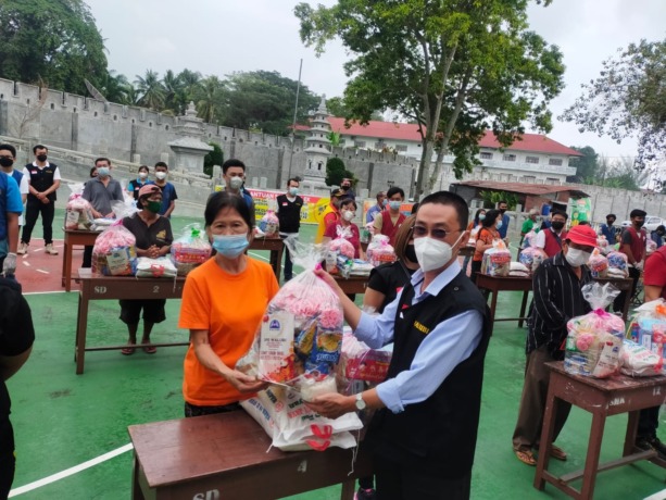 Pembagian paket sembako di Perguruan Buddist Manjusri Pematangsiantar, Minggu (23/1/2022).